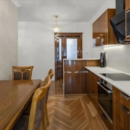 Chestnut Old Town Apartment *